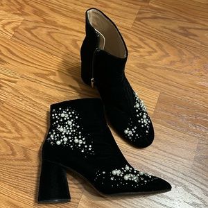 WOW 🖤Zara velvet booties with pearls